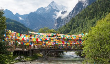 Sichuan, Çin - 24 Temmuz 2014: dua bayrağı yading tabiatı. ünlü bir manzara daocheng, sichuan, Çin.