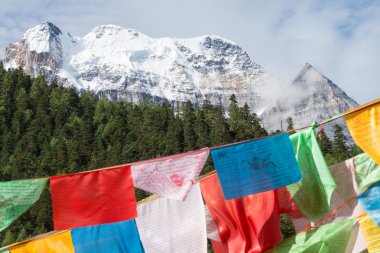 Sichuan, Çin - 24 Temmuz 2014: dua bayrağı yading tabiatı. ünlü bir manzara daocheng, sichuan, Çin.