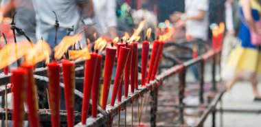 Sichuan, Çin - Eylül 13 2014: Mum Lingshan Tapınağı'nda. Mianning, Xichang, Sichuan, Çin ünlü bir tapınakta.