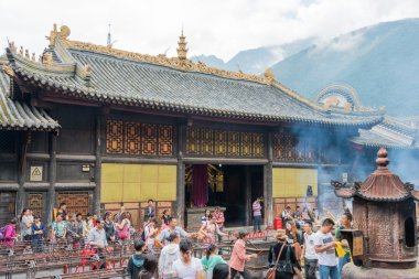 Sichuan, Çin - Eylül 13 2014: Hacı Lingshan Tapınağı'nda. Mianning, Xichang, Sichuan, Çin ünlü bir tapınakta.
