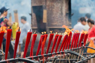 Sichuan, Çin - Eylül 13 2014: Mum Lingshan Tapınağı'nda. Mianning, Xichang, Sichuan, Çin ünlü bir tapınakta.