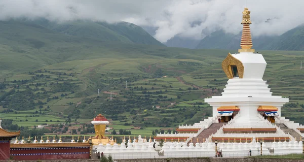 Sichuan, Kina - Jul 15 2014: White Pagoda park. en berömda landmärke i Ganzi, Sichuan, Kina. — Stockfoto