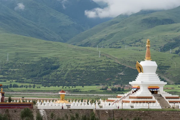 Sichuan, Kina - Jul 15 2014: White Pagoda park. en berömda landmärke i Ganzi, Sichuan, Kina. — Stockfoto