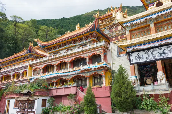 SICHUAN, CHINA - 17 JUL 2014: Monasterio de Nanwu. un famoso Lamasery en Kangding, Sichuan, China . — Foto de Stock