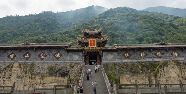 SICHUAN, CHINA - 13 SEP 2014: Templo Lingshan. un templo famoso en Mianning, Xichang, Sichuan, China . —  Fotos de Stock