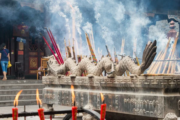 Sichuan, China - Sep 13 2014: Wierook-stick bij Lingshan tempel. een beroemde tempel in Mianning, Xichang, Sichuan, China. — Stockfoto
