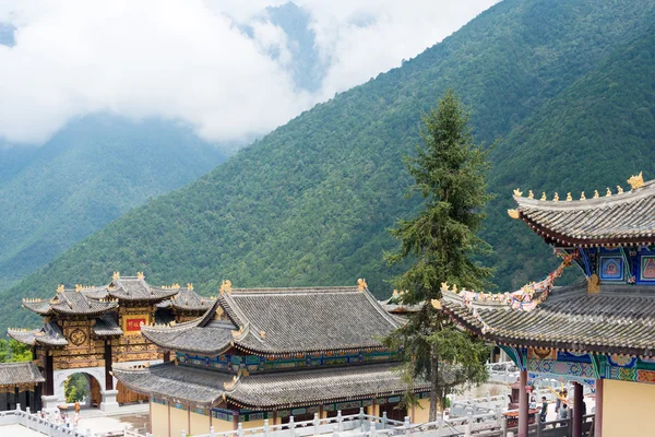 SICHUAN, CHINA - 13 SEP 2014: Templo Lingshan. un templo famoso en Mianning, Xichang, Sichuan, China . —  Fotos de Stock