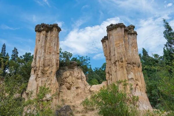 SICHUAN, CINA - 14 SET 2014: Huanglian Earth Forest. un famoso paesaggio a Xichang, Sichuan, Cina . — Foto Stock