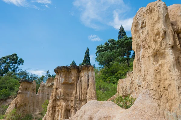 SICHUAN, CINA - 14 SET 2014: Huanglian Earth Forest. un famoso paesaggio a Xichang, Sichuan, Cina . — Foto Stock