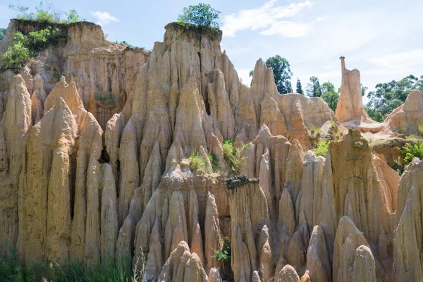 SICHUAN, CINA - 14 SET 2014: Huanglian Earth Forest. un famoso paesaggio a Xichang, Sichuan, Cina . — Foto Stock