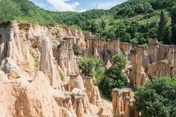 SICHUAN, CINA - 14 SET 2014: Huanglian Earth Forest. un famoso paesaggio a Xichang, Sichuan, Cina . — Foto Stock