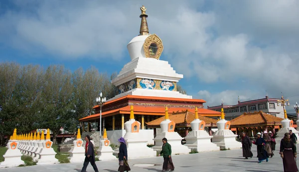 Lithang, China - Jul 17 2014: Witte Pagode park. een beroemde bezienswaardigheid in Lithang, Sichuan, China. — Stockfoto