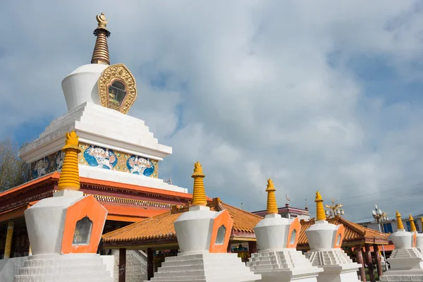 Lithang, China - Jul 17 2014: Witte Pagode park. een beroemde bezienswaardigheid in Lithang, Sichuan, China. — Stockfoto