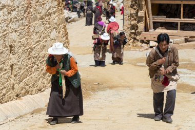 Litang, Çin - 17 Temmuz 2014: Ganden Thubchen Choekhorling Manastırı (Lithang Gompa), hacı. ünlü bir manastır Litang, Sichuan, Çin.