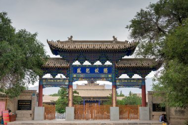Kılavuzu, Çin - 27 Temmuz 2014: Jade İmparator Tapınağı. Antik Kent Rehberi, Qinghai, Çin'in ünlü dönüm noktası.