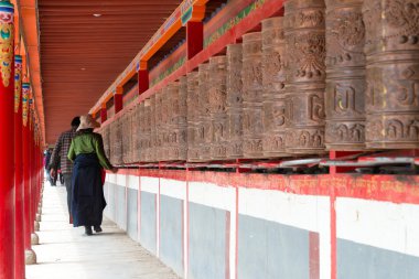 Yushu(Jyekundo), Çin - 13 Temmuz 2014: Mani tekerlek, Mani Temple(Mani Shicheng). Yushu, Qinghai, Çin'in Tibet kentin ünlü bir dönüm noktası.