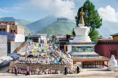 Yushu(Jyekundo), Çin - 13 Temmuz 2014: Tibet hacılar Pagoda daire içine alın. Hayranları 3 kez 