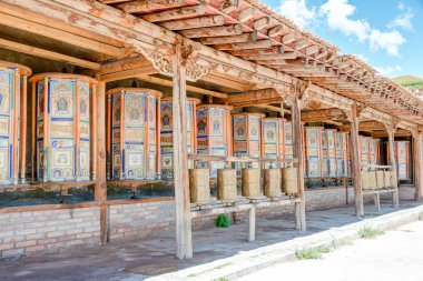Qlian, Çin - 3 Temmuz 2014: Mani direksiyon başında bir teçhizat Manastırı (Arou Dasi). Qilian, Qinghai, Çin'in Tibet kentin ünlü bir dönüm noktası.