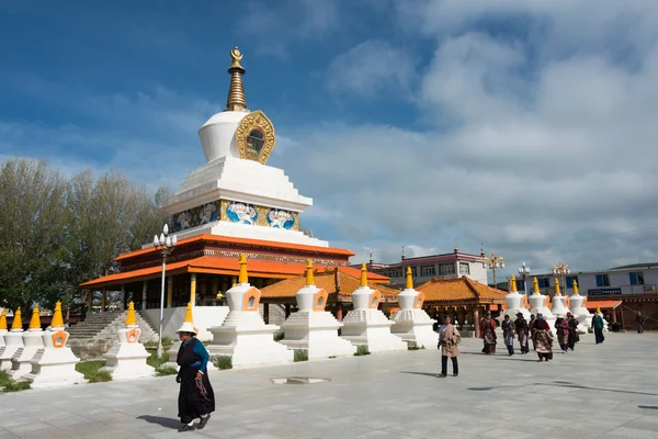 Litang, China - 17. Juli 2014: Pilger im Park der weißen Pagode. ein berühmtes Wahrzeichen in Litang, Sichuan, China. — Stockfoto