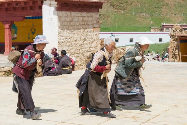 Litang, Kina - Jul 17 2014: Pilgrim på Ganden Thubchen Choekhorling kloster (Lithang Gompa). en berömd kloster i Litang, Sichuan, Kina. — Stockfoto
