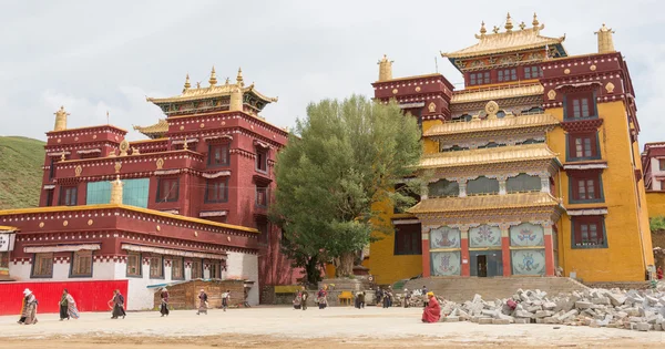 LITANG, CHINA - 17 de julho de 2014: Mosteiro Ganden Thubchen Choekhorling (Lithang Gompa). um monastery famoso em Litang, Sichuan, China . — Fotografia de Stock