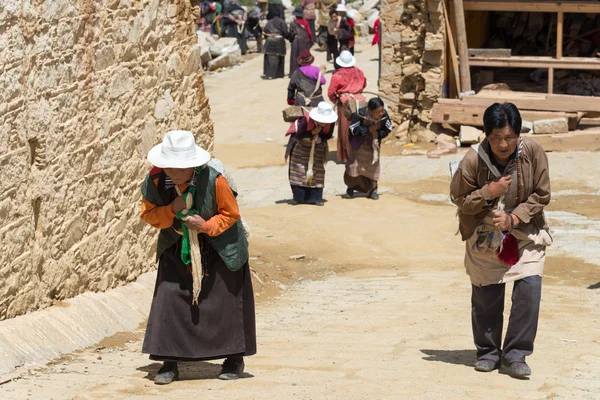 Litang, Kina - Jul 17 2014: Pilgrim på Ganden Thubchen Choekhorling kloster (Lithang Gompa). en berömd kloster i Litang, Sichuan, Kina. — Stockfoto