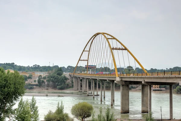 GUIDA, CINA - 27 giugno 2014: Il grande ponte giallo del fiume (Huanghe Qing Daqiao). un famoso punto di riferimento nella città antica di Guida, Qinghai, Cina . — Foto Stock