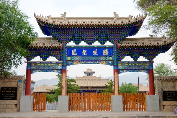 Kılavuzu, Çin - 27 Temmuz 2014: Jade İmparator Tapınağı. Antik Kent Rehberi, Qinghai, Çin'in ünlü dönüm noktası.