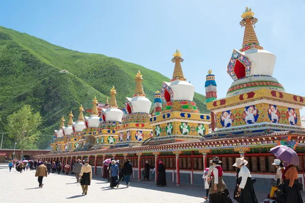 Yushu(Jyekundo), Kina - Jul 12 2014: Mani tempel (Mani Shicheng). en berömda landmärke i den tibetanska staden Yushu, Qinghai, Kina. — Stockfoto