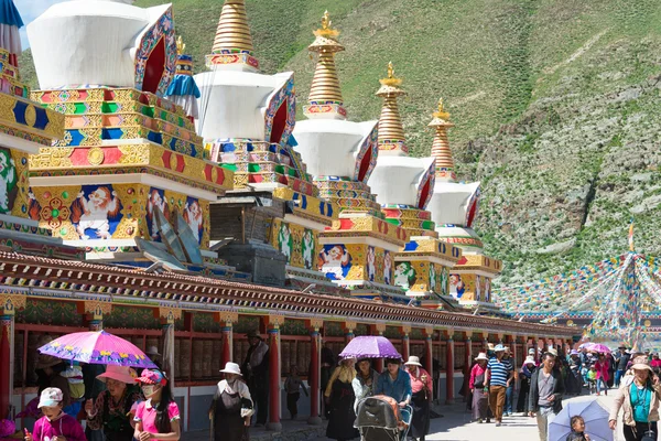 YUSHU (JYEKUNDO), CHINA - 12 de julio de 2014: Templo Mani (Mani Shicheng). un hito famoso en la ciudad tibetana de Yushu, Qinghai, China . —  Fotos de Stock