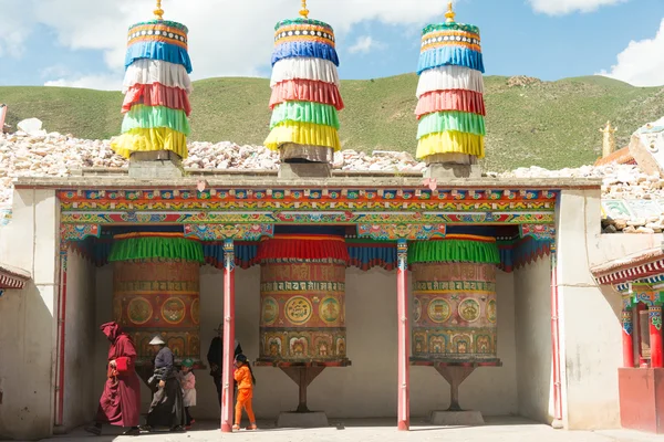 YUSHU(JYEKUNDO), CHINA - Jul 12 2014: Mani Temple(Mani Shicheng). um marco famoso na cidade tibetana de Yushu, Qinghai, China . — Fotografia de Stock