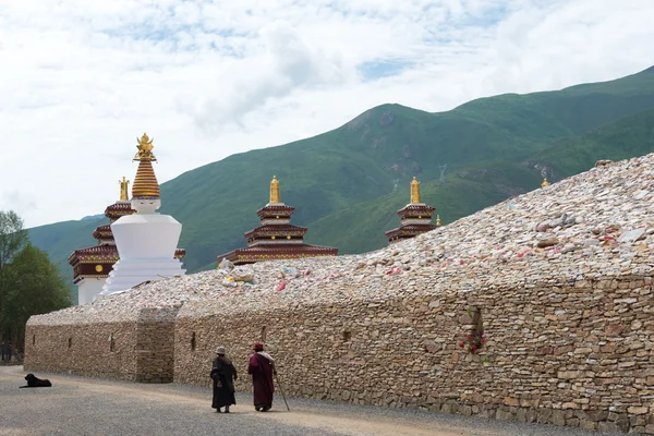 Yushu (jyekundo), China - 13. Juli 2014: mani-Tempel (mani shicheng). ein berühmtes Wahrzeichen in der tibetischen Stadt Yushu, Qinghai, China. — Stockfoto