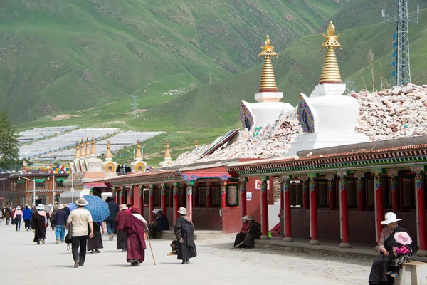 Yushu(Jyekundo)、中国 - 2014 年 7 月 13 日: マニ寺 (マニ石城)。中国青海省玉樹州のチベットの都市の有名なランドマーク. — ストック写真