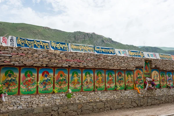 Yushu(Jyekundo)、中国 - 2014 年 7 月 13 日: マニ寺 (マニ石城)。中国青海省玉樹州のチベットの都市の有名なランドマーク. — ストック写真