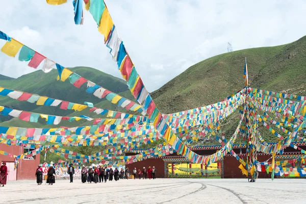 YUSHU (JYEKUNDO), CHINA - 13 de julho de 2014: Mani Temple (Mani Shicheng). um marco famoso na cidade tibetana de Yushu, Qinghai, China . — Fotografia de Stock