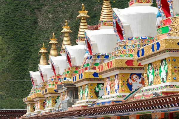 YUSHU (JYEKUNDO), CHINE - 13 juillet 2014 : Temple de Mani (Mani Shicheng). un monument célèbre dans la ville tibétaine de Yushu, Qinghai, Chine . — Photo