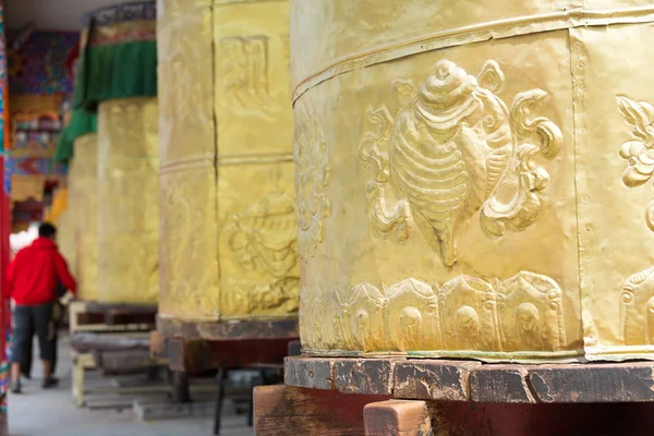 Yushu(Jyekundo), Çin - 13 Temmuz 2014: Mani tekerlek, Mani Temple(Mani Shicheng). Yushu, Qinghai, Çin'in Tibet kentin ünlü bir dönüm noktası. — Stok fotoğraf