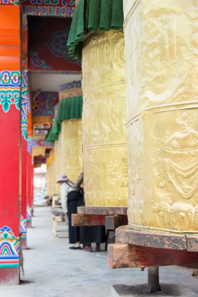 Yushu(Jyekundo), China - Jul 13 2014: Mani wiel, Mani Temple(Mani Shicheng). een beroemde bezienswaardigheid in de Tibetaanse stad Yushu, Qinghai, China. — Stockfoto