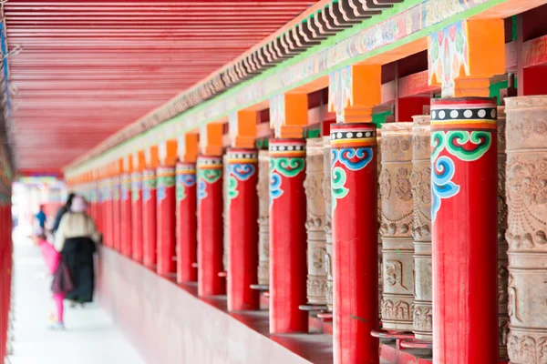 YUSHU (JYEKUNDO), CHINA - Jul 13 2014: Rueda Mani, Templo Mani (Mani Shicheng). un hito famoso en la ciudad tibetana de Yushu, Qinghai, China . — Foto de Stock