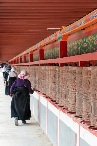 Yushu(Jyekundo), Çin - 13 Temmuz 2014: Mani tekerlek, Mani Temple(Mani Shicheng). Yushu, Qinghai, Çin'in Tibet kentin ünlü bir dönüm noktası. — Stok fotoğraf