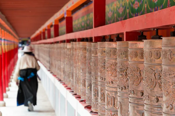 YUSHU (JYEKUNDO), CHINA - Jul 13 2014: Rueda Mani, Templo Mani (Mani Shicheng). un hito famoso en la ciudad tibetana de Yushu, Qinghai, China . — Foto de Stock