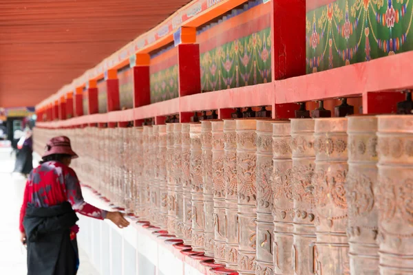 YUSHU (JYEKUNDO), CHINA - 13 de julho de 2014: Mani wheel, Mani Temple (Mani Shicheng). um marco famoso na cidade tibetana de Yushu, Qinghai, China . — Fotografia de Stock