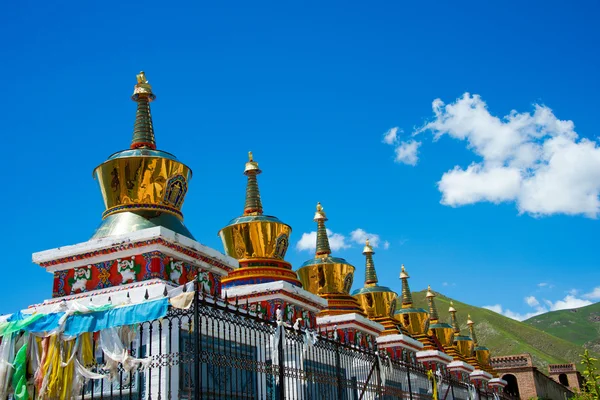 Qlian, Kina - Jul 3 2014: Pagoden på en rigg kloster (Arou Dasi). en berömda landmärke i den tibetanska staden Qilian, Qinghai, Kina. — Stockfoto