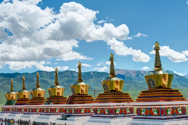 QLIAN, CHINA - 3 de julho de 2014: Pagode em um mosteiro de plataforma (Arou Dasi). um marco famoso na cidade tibetana de Qilian, Qinghai, China . — Fotografia de Stock