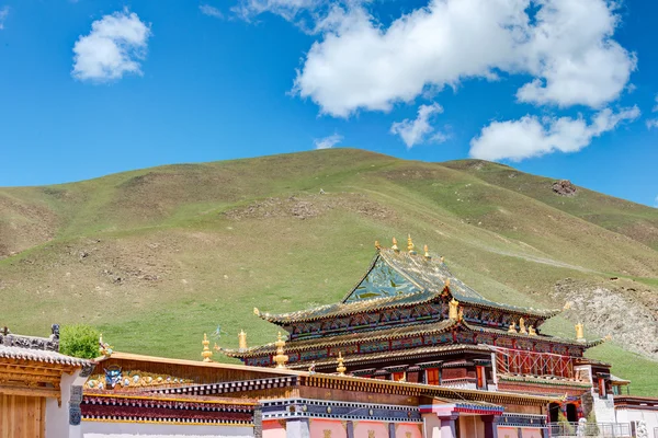 QLIAN, CHINA - 3 de julho de 2014: Um mosteiro de equipamento (Arou Dasi). um marco famoso na cidade tibetana de Qilian, Qinghai, China . — Fotografia de Stock