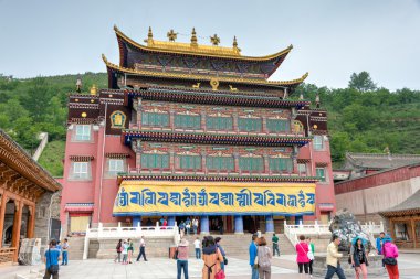 Xining, Çin - 30 Haziran 2014: Kumbum Manastırı. Xining, Qinghai, Çin'in antik kentin ünlü dönüm noktası.