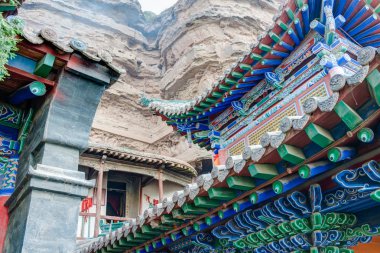 Xining, Çin - 5 Temmuz 2014: Kuzey dağ Tapınağı (Tulou Guan). Ulusal 3a turist cazibe, önemli kültürel kalıntı siteleri Xining, Qinghai, Çin antik kentin Qinghai koruması altında.