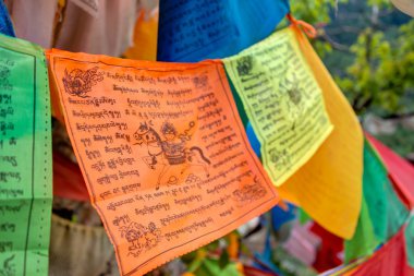 Pingan, Çin - 9 Temmuz 2014: Dua bayrağı, Shazong Ritod Monastery(Xiazongsi). bir ünlü manastır Pingan, Qinghai, Çin.