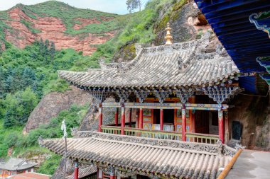 Pingan, Çin - 9 Temmuz 2014: Shazong Ritod Monastery(Xiazongsi). bir ünlü manastır Pingan, Qinghai, Çin.
