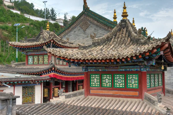 XINING, CINA - 30 giugno 2014: Monastero di Kumbum. un famoso punto di riferimento nella città antica di Xining, Qinghai, Cina . — Foto Stock